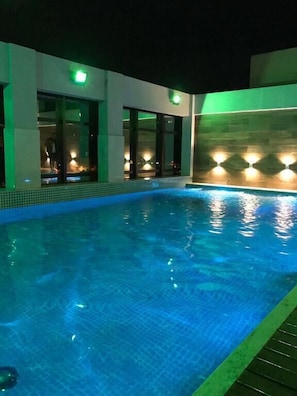 2 ulkouima-allasta, aurinkotuoleja