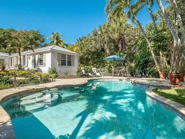 Rumah (Palmflower House) | Kolam renang | Kolam renang outdoor dan sebuah kolam renang air hangat