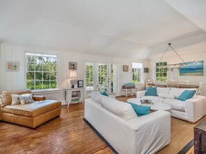 Maison (Palmflower House) | Salle de séjour | Télévision à écran plat