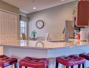 Rumah (Sabal Pointe at Majestic Palms 1004) | Dapur pribadi