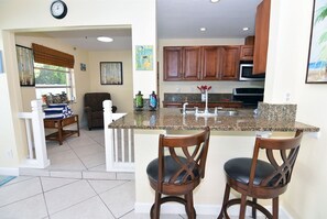 Casa (Sanibel Serenity) | Cozinha privada | Geladeira, micro-ondas, cooktop, lava-louças