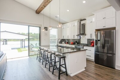 Luxury Lakefront Home w/ Overhanging Deck + Kayaks