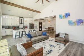 Smart TV, fireplace, Netflix, Hulu