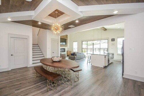 Luxury Lakefront Home w/ Overhanging Deck + Kayaks