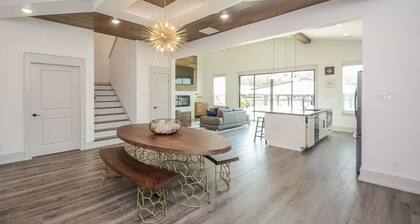 Luxury Lakefront Home w/ Overhanging Deck + Kayaks