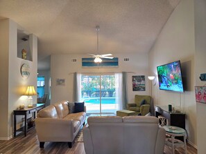 Smart-TV, peis, bøker og stereoanlegg