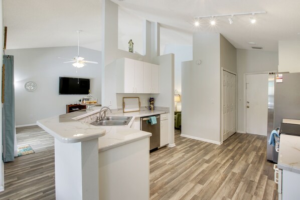 Kjøleskap, mikrobølgeovn, ovn og kokeplater