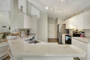 Refrigerador, microondas, horno, placa de cocina