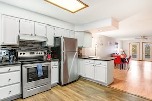 Refrigerador, microondas, horno, placa de cocina