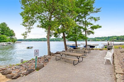 Lake home with jetted tub & washer/dryer - steps from beach & restaurants