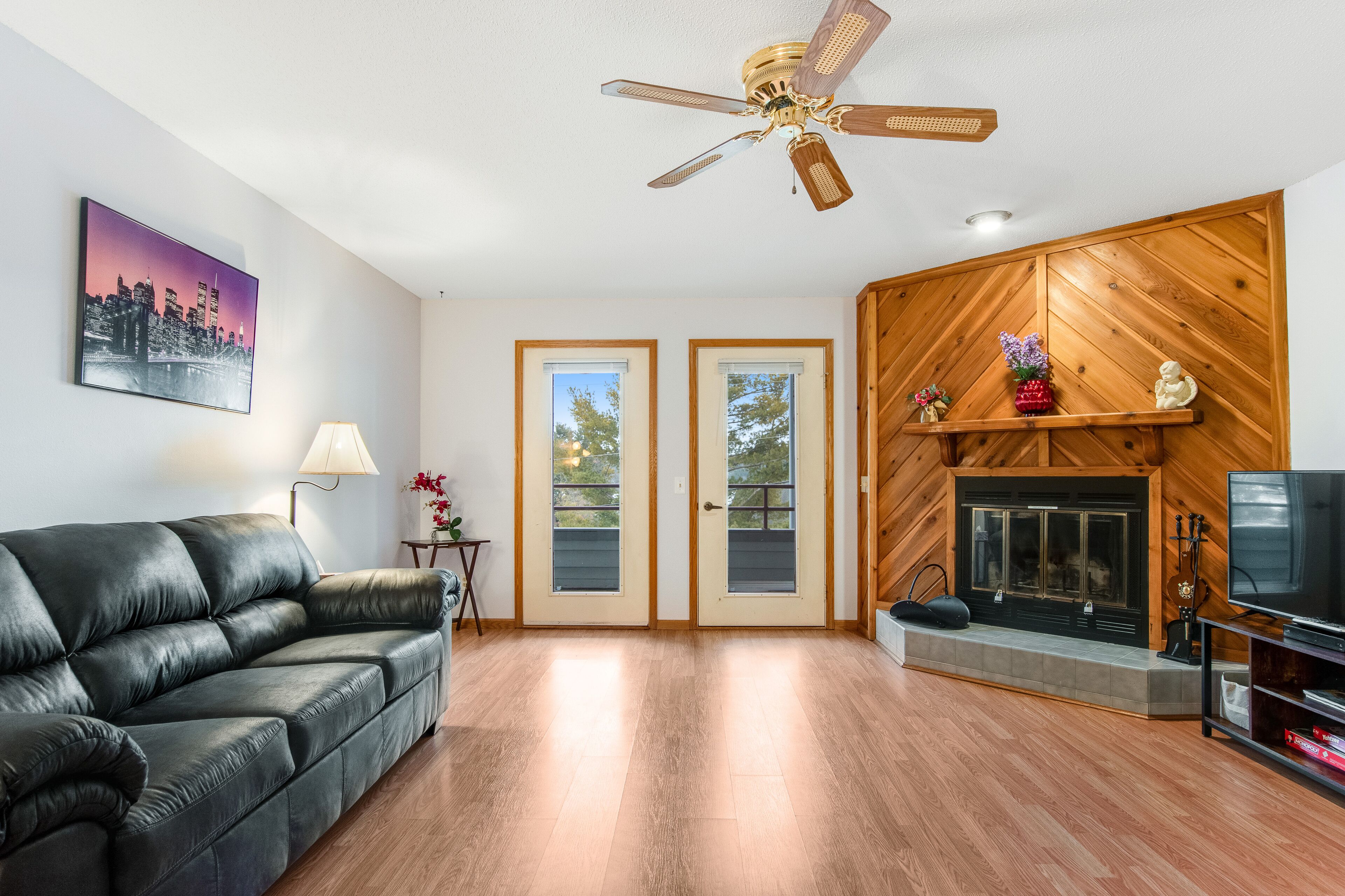 Lake home with jetted tub & washer/dryer - steps from beach & restaurants