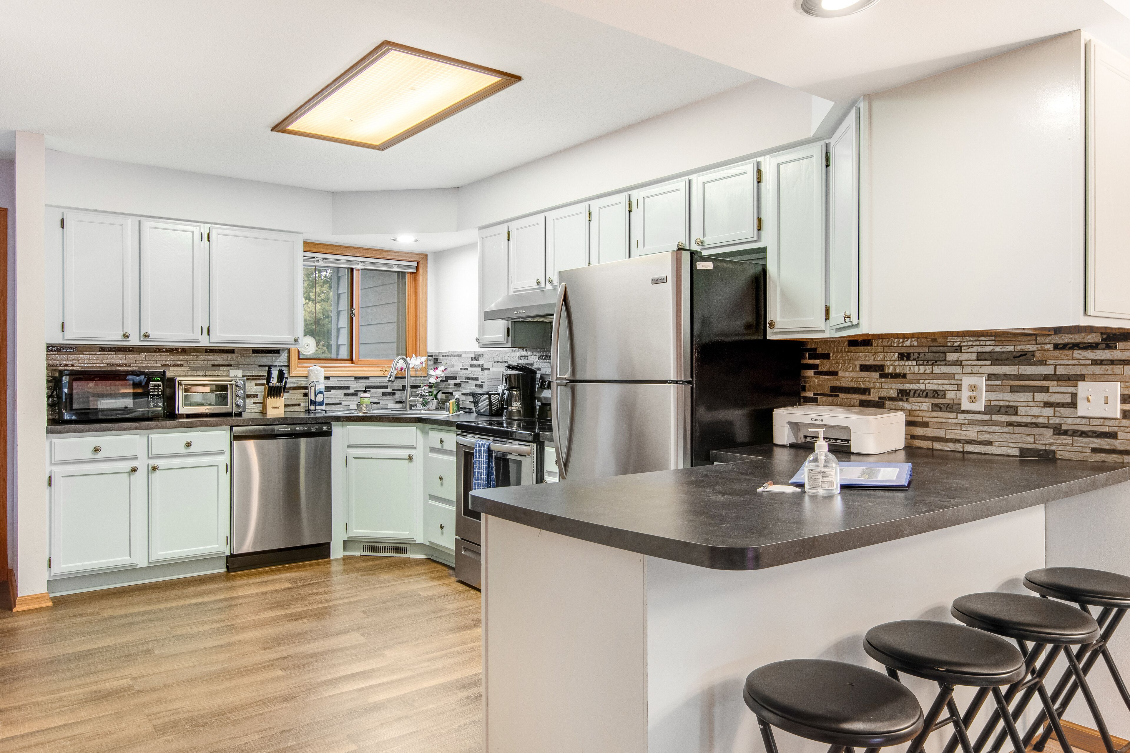 Lake home with jetted tub & washer/dryer - steps from beach & restaurants