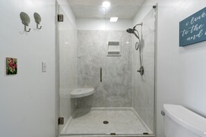Ensemble douche/baignoire, serviettes fournies