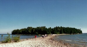 Rannalla, aurinkotuoleja, rantapyyhkeitä
