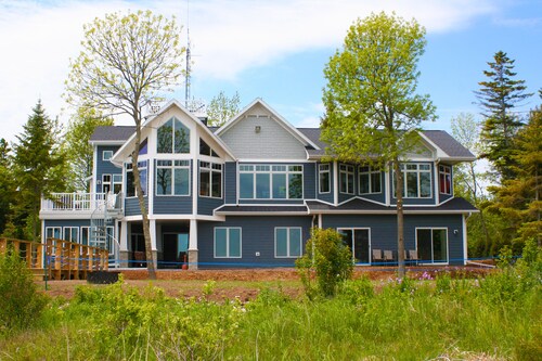 Luxury lakefront home - 6 BRs, kids, pets, EVs, elevator - family celebrations