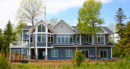 Luxury lakefront home - 6 BRs, kids, pets, EVs, elevator - family celebrations
