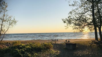 En la playa, camastros y toallas de playa