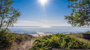 En la playa, camastros y toallas de playa
