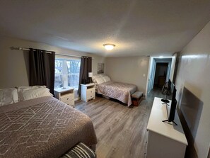 5 habitaciones, escritorio y tabla de planchar con plancha 