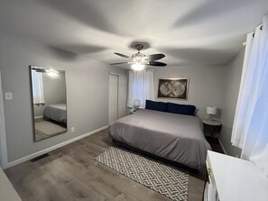 5 bedrooms, desk, iron/ironing board, travel cot - Lake Ontario Beach House Getaway-House #2 (Henderson)