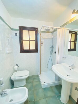 Studio | Bathroom | Shower, hair dryer, bidet, towels - Monolocale in Centro 2 (San Teodoro)