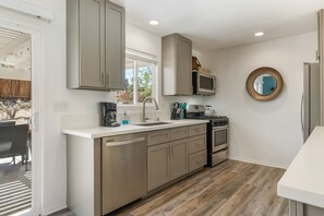 Frigorífico, horno, placa de cocina y lavavajillas