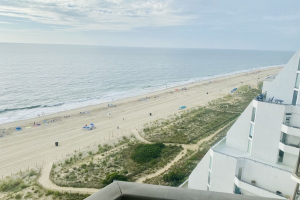 På stranden og solsenger