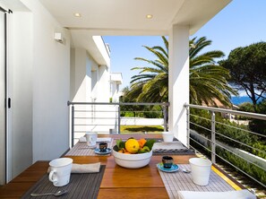 تناول الطعام بالخارج