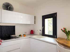 ثلاجة، ميكروويف، فرن، غسالة أطباق