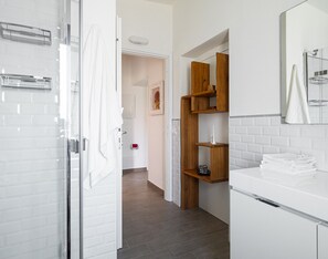 Bruser, hårtørrer, bidet