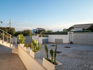 المنطقة المحيطة بالمنشأة