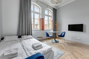 Studiosuite – classic | Oppholdsområde | En 32-tommers Flatskjerm-TV med kabel-kanaler samt TV