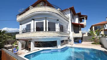 Een buitenzwembad en een verwarmd zwembad