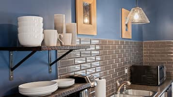 Jääkaappi, mikroaaltouuni, kahvin-/teenkeitin