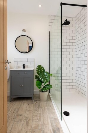 Bathtub, hair dryer, towels - Off the Hook : Pet-Friendly 3‑Bed Bungalow with Enclosed Garden in Rhosneigr | Managed by Anglesey H (Rhosneigr)