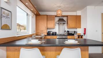Apartamento clásico | Cocina privada | Frigorífico, microondas, lavavajillas y utensilios de cocina