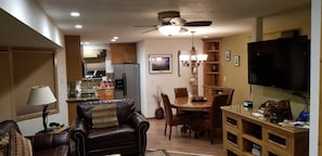 Televisión y chimenea 