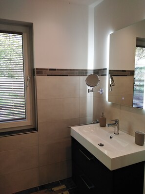 Douche, sèche-cheveux, serviettes fournies, savon