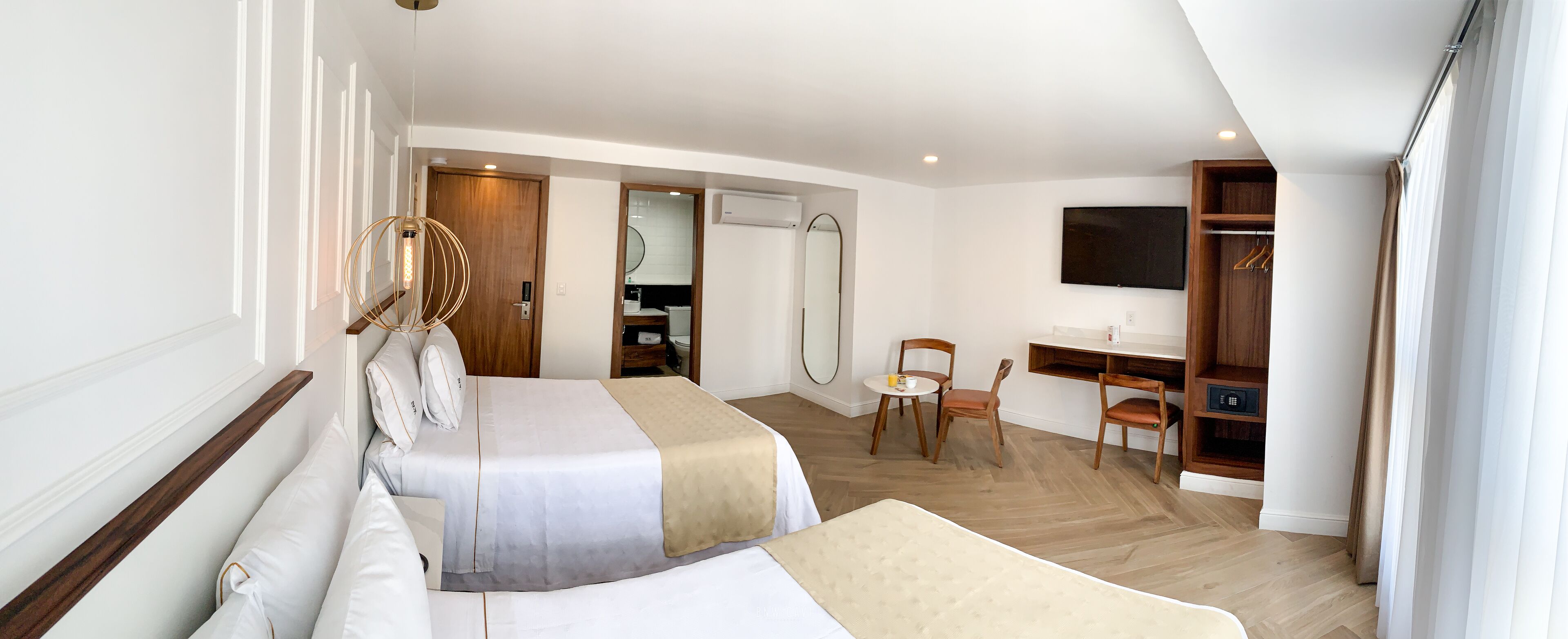 奢华双人房 | 羽绒被、客房内保险箱、办公桌、遮光窗帘