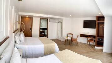 Luxe tweepersoonskamer | Donzen dekbedden, een kluis op de kamer, een bureau