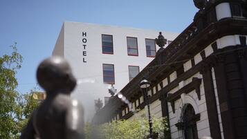 Um edifício com uma placa na fachada que diz 'HOTEL'.