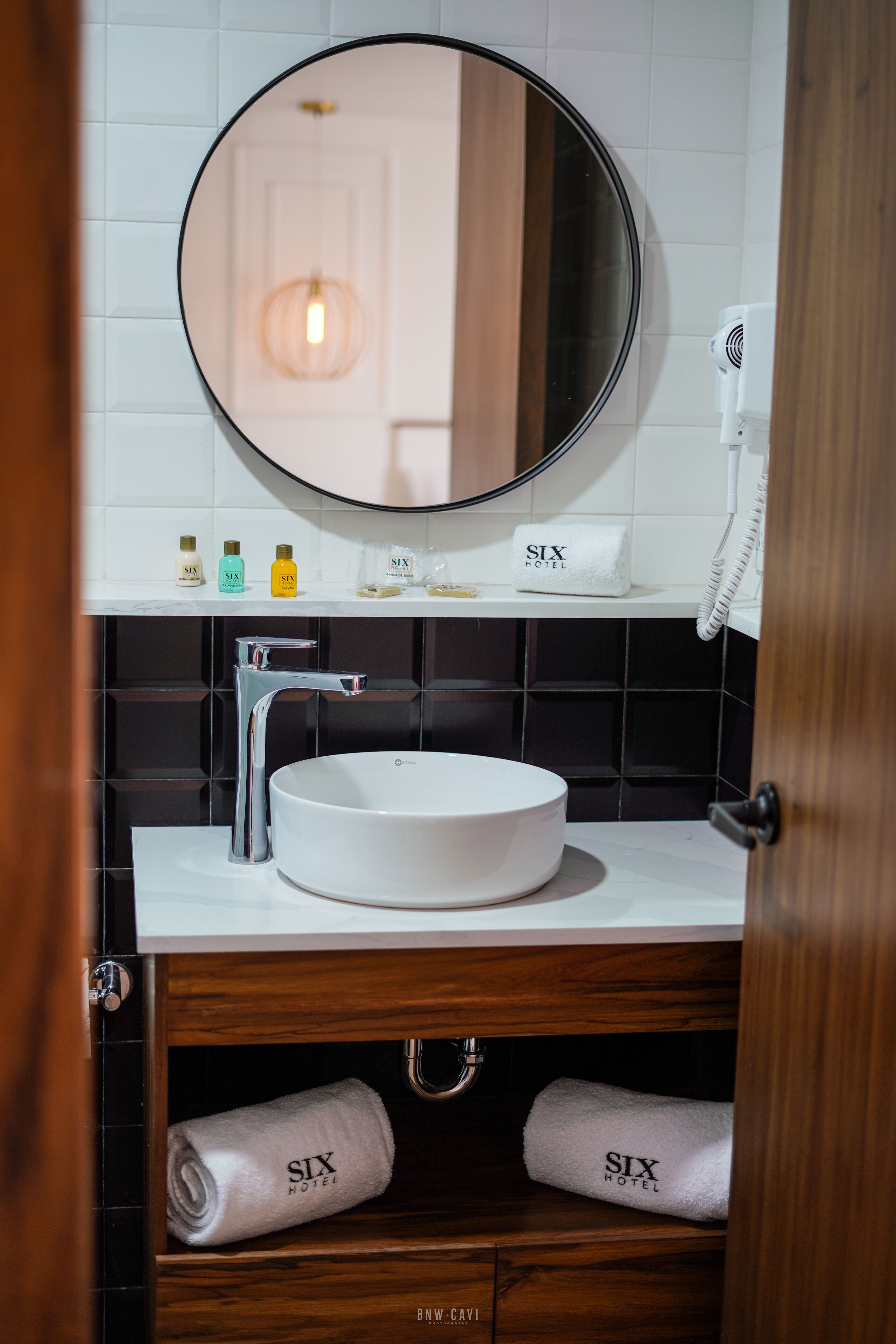 shower, rainfall showerhead, free toiletries, hair dryer