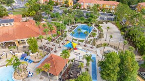 Ein Wohngebiet mit Schwimmbad, Spielplatz und Tennisplatz.