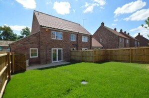 Exterior - Flint Cottage - a charming home and dog friendly! (Norfolk Gayton,)