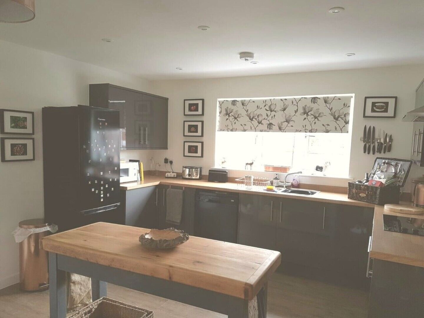 Réfrigérateur, four, plaque de cuisson, bouilloire électrique