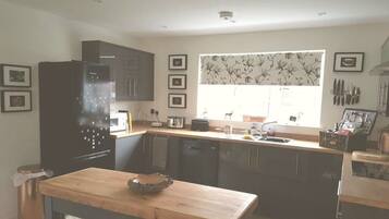 Réfrigérateur, four, plaque de cuisson, bouilloire électrique