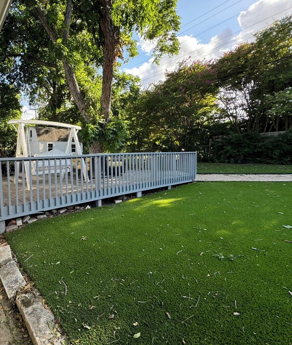Property grounds - Sleep on Tempurpedic, walk to food, play ping pong & fenced artificial turf yard (Austin)
