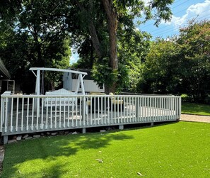 Terrace/patio - Sleep on Tempurpedic, walk to food, play ping pong & fenced artificial turf yard (Austin)