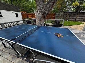Terrace/patio - Sleep on Tempurpedic, walk to food, play ping pong & fenced artificial turf yard (Austin)