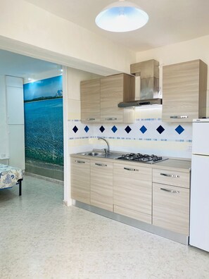 Studio | Private kitchenette | Fridge, stovetop, cookware/dishes/utensils - Monolocale in Centro 3 (San Teodoro)